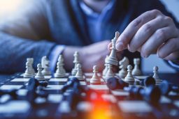 Article 2022-3-30 pic strategy Person playing chess